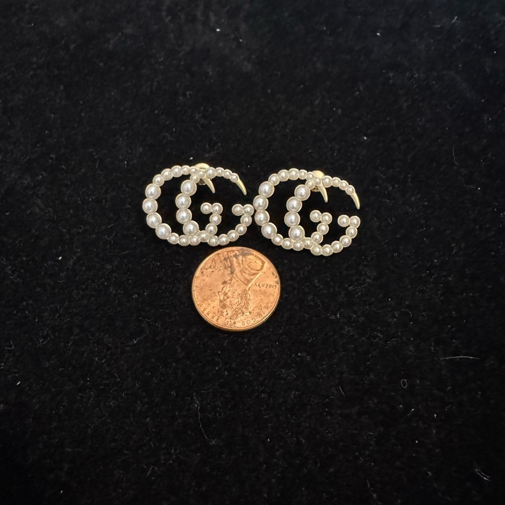 Gucci Gold and Cream Pearl Earrings with Sophisticated Design - Picture 6 of 6